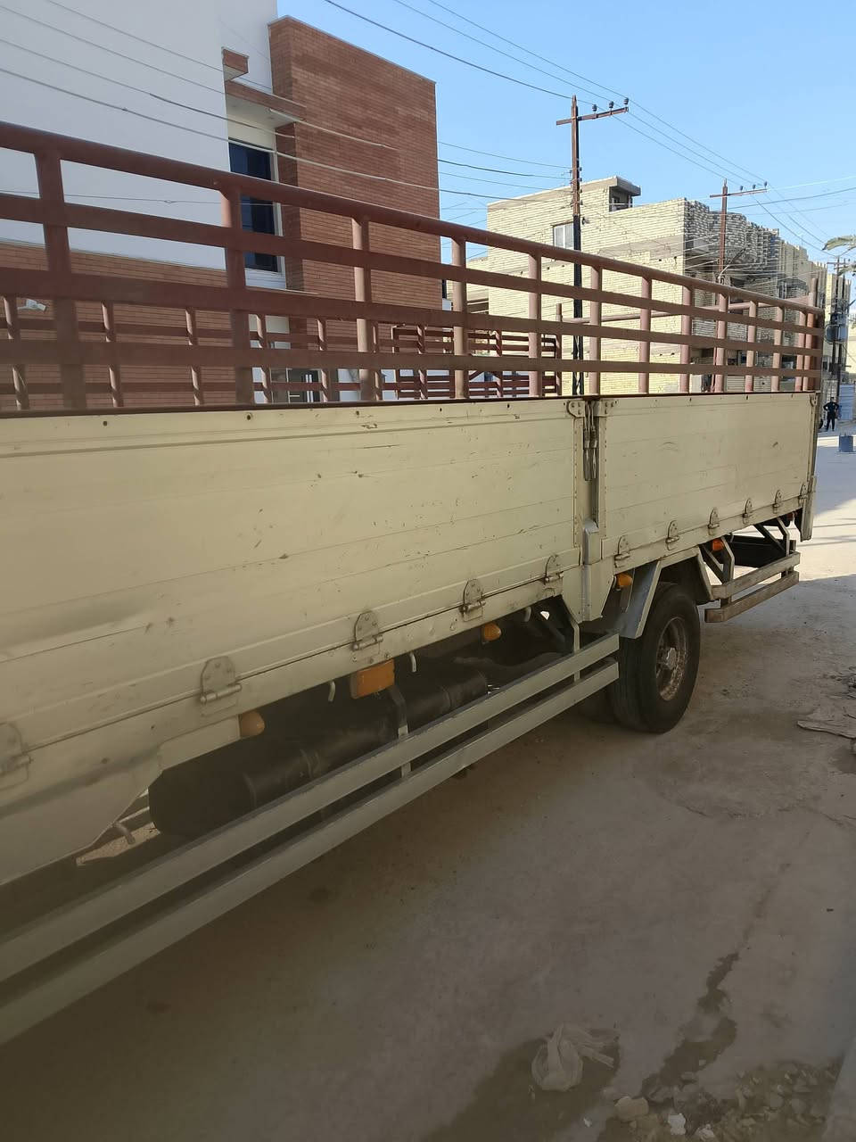 السلام عليكم هينو سبعين عادي بيهة بخار بس صرف مابيهة تخم تاير السنويه ماصاقطه رقم  الطول سته وربع سيارة جاهزة كهربائيات كلهة شغاله *********** بس الغمارة عوزه صبق بس
