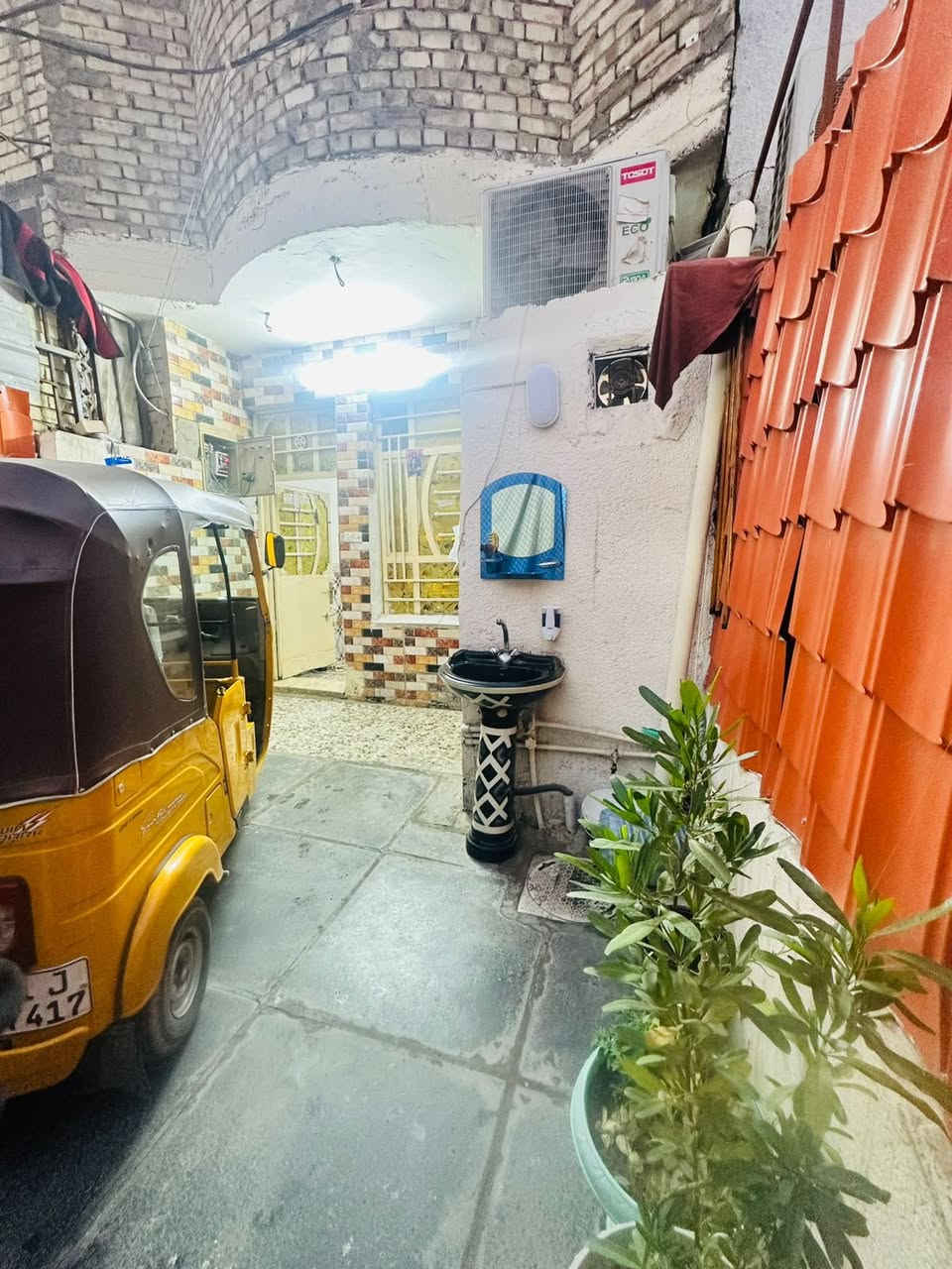 السلام عليكم بيت للبيع منطقة الدسيم بشارع العريض بناء جديد 2016 طابق ونص السعر 60 وبيه محال بسيط ‏ ‭٠٧٧١ ٧٨١ ٩٤٩1
