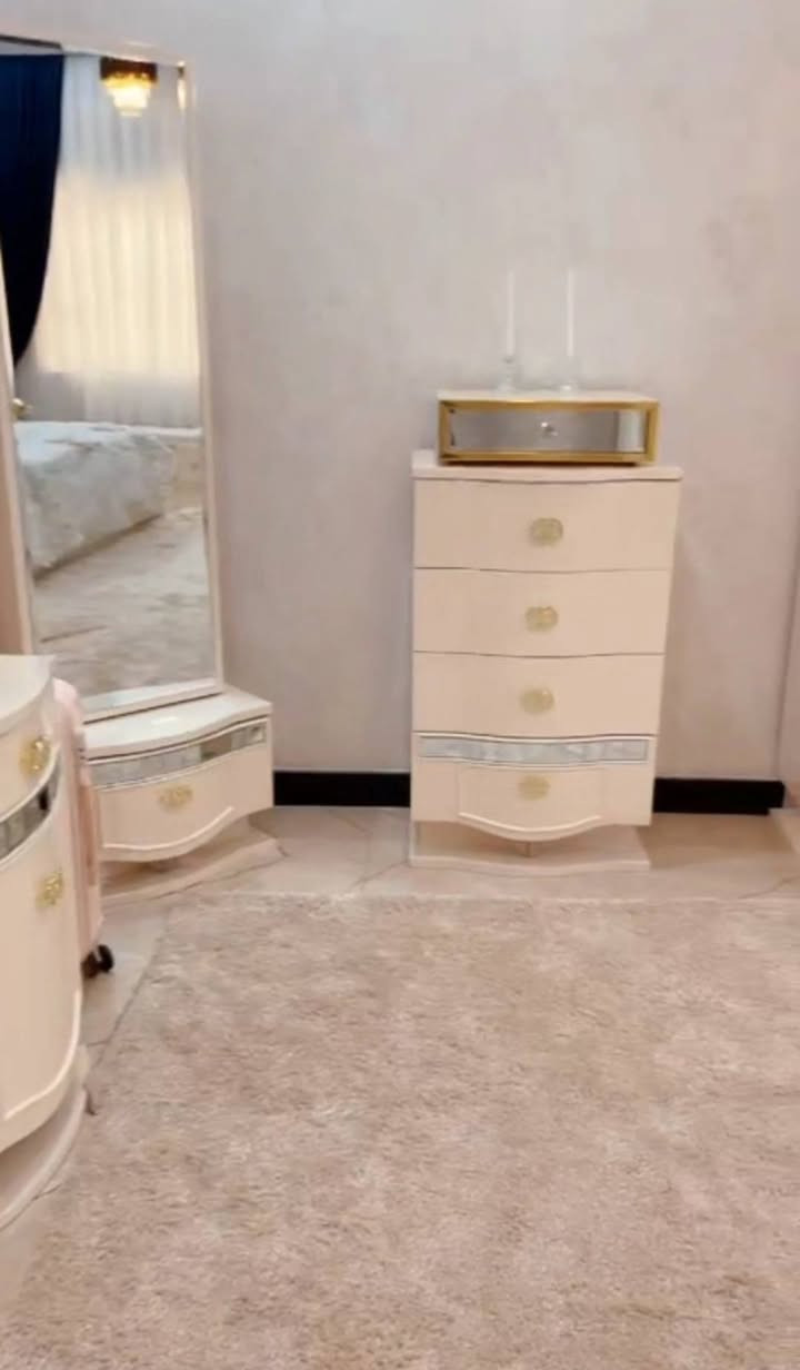 غرفة نوم تركية مستعملة بحالة ممتازة
غرفة نوم تركية أنيقة، تصميم راقي ولمسة فخامة، مستخدمة استخدام خفيف ونظيفة جدًا. 
تضفي جو هادئ ودافئ على الغرفة، مناسبة للذوق العصري والكلاسيك.
تتضمن:
سرير مريح وقوي
دولاب واسع بتقسيم ممتاز
تسريحة مع مراية أنيقة
كومودات جانبيه
السعر: مناسب وقابل للتفاوض
للاستفسار:  تواصل واتساب  *********** او                                 
                                        ***********
