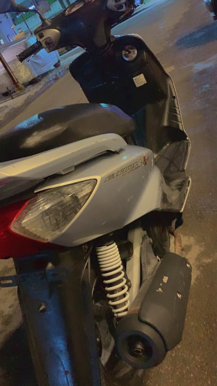 السلام عليكم :

سكنس ياماها سرعة 110 ياباني 
دراجة وكالة علا وضع البلاد برغي
ممفتوح منها اي نقص مابيها 
اوراق كاملة اصولية بشهر سادس نزلتها حاوية
شرط تجيب وياك فيتر وتجي تفحص

السعر 650 الف 
مكاني شارع فلسطين
هذا رقمي *********** بغداد, العراق
