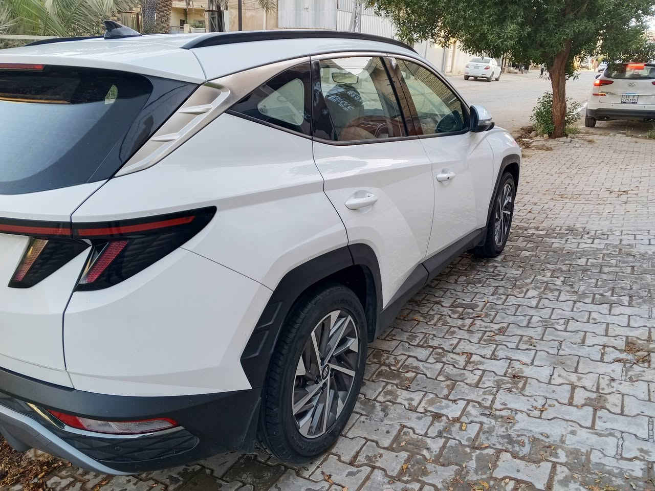 توسان 2020 مواصفاته معروفه
اربيل 
مكفولة من الصبغ
والضربه
عدا الموضح بالصور دحجه بسيطه على وضعه
عداد السرعة 86  حقيقي
السعر. 184
الموبايل ***********
