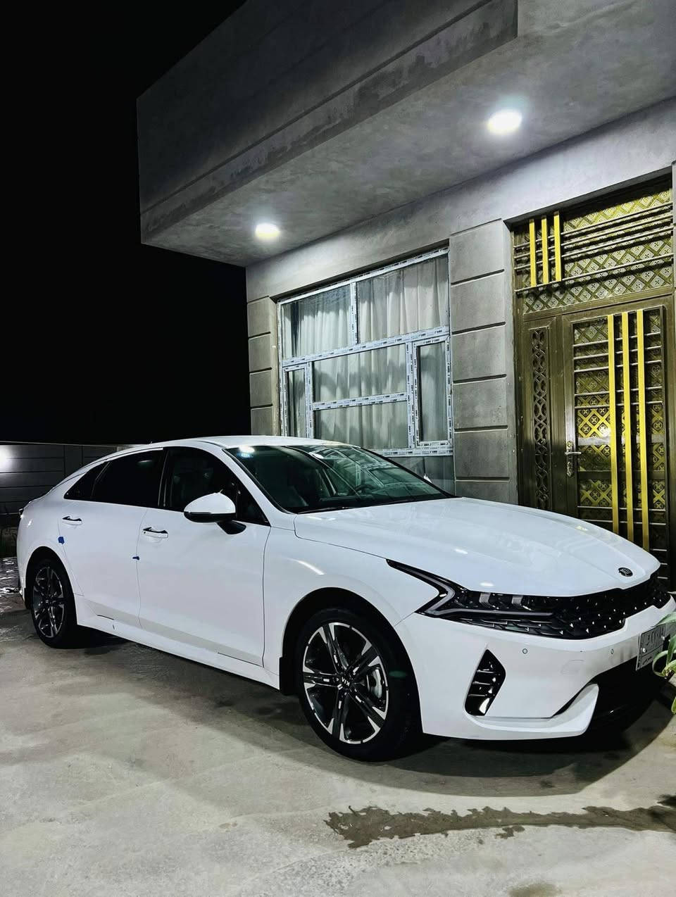 للبيع(k5)  قماره حديد  
مكان السيارة :  ذي قار  
‎الموديل : 2021 (خليجي ) 
‎المحرك :2000
‎السعر :185 ورقه 
‎الارقام : بغداد  
  

‎ المواصفات
‎دخول ذكي(بصمة) +تشغيل عن بعد
‎شاشة اصلية ابل كار بلي واندرويد اوتو وكامرا خلفيه 
‎حساسات خلفيه وحساسات إماميه 
‎المصابيح الامامية زنون+LED
  بگ متصل 
 ‎المصابيح الخلفيه+LED
شاحن لا سلكي 
‎محدد سرعة
‎فول تحكم ستيرن
‎درايف مود ( 5 وضعيات قياده )
‎مانع انزلاق 
‎اوتو هولد + فيو لعرض الكامره الخلفيه ع الشاشه 
‎سايد بريك بالرجل  
‎مري كهرباء+اشاير بالمري
تبريد قطعتين ك ‎مفتاح السياره (البصمه) عدد2 كتلوكات كامله وسبير وجك 
رقم المبايل : ***********
ملاحضه السياره بيها ظخه باب السدر مأشر عليها بصوره ومطلوبه مصرف هاي السنه اصير حره .
