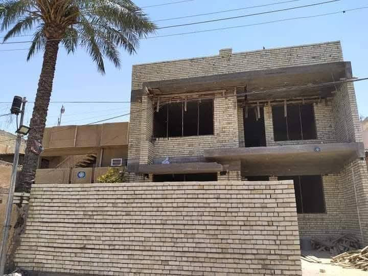 السلام عليكم ورحمة الله وبركاته 
عرض بسعر ٤٥٠ الف للمتر فقط 
بناء دار كامل وتسليم مفتاح وبمواصفات درجة اولى وجميع المواد مفحوصة وتصاميم وخرائط حديثة مجاناً من قبل
 الشركة... 

اولاً الاساس 

1- تنضيف الارض جيداً من الاوساخ والانقاض 
2- فرش الجلمود و السبيس المفحوص بارتفاع ٤٠ سم وحدله مع الرش بحادلة 20 طن
3- فرش الارض باكملها بنايلون زراعي سميك  
4- تاسيس الحصيرة الاولى والجسور حسب تصميم الخارطة بالشيش الاوكراني ورفعها عن الارض ( سبينسر)
5- تاسيس المجاري نوع الامل الشريف وناطق الجبوري ٤ انج مع عمل قالب ثابت للمنهولات واغلاقه حتى نهاية العمل وتسليط الانابيب بطرق هندسية 
6- تسليح الارض بشبكة ثانية من الشيش ff  12 و 16 حسب عدد الطوابق والتصميم الانشائي 
6- صب الارضية ( رفت) صب مركزي c35 بارتفاع لايقل عن ٤٠ سم  مع رش الكلوريدين قبل الصب مع عمل منظومة معالجة الارضة والحشرات

 ثانيا الهيكل 

1- صب بتلو ٢٠  سم من الاسمنت المقاوم 
2- بناء الدار بارتفاع ٣.٢٠للطابق الارضي و٣.١٠ للطابق الاول وبطابوق جمهوري( البيان - ابو الجص - العنكوش)  خالي من الاملاح مع تثبيت انابيب المرازيب والسبالت والستلايت والانترنت مع البناء 
3-عمل قالب الطابق الارضي وعمل رباط سقف للطابق الارضي ٤٠ سم والطابق الاول والبيتونه ٤٠ سم فوق الابواب والشبابيك
4- تثبيت انابيب الكهرباء بالسقف 
5- تسليح بشيش ff  بابعاد ١٥ سم وعمل جسور مخفية في المساحات الكبيرة 
6- صب السقف صب مركزي c35 أجهزة رطبة حديثه ٢٠١٩ 
7 - بناء الطابق الاول  بنفس المواصفات والمواد المذكورة سابقاً مع البيتونة وعمل مرد ماء مسلح  ٢٠×٢٠ للسطح 

الكهرباء والماء والاشتايكر 

1- يتم تاسيس انابيب الماء للدار ٣ خطوط ppr الماني مسلح وتسليك اكثر من خط للنازل مع تاسيس انابيب التقطير للسبالت وتثبيت خلاطات كروهي دفن ٣ خطوط  للدار بالكامل ( الدوش والغربي  ) 
2- يتم تشطيب الخلاطات والصحيات تركي درجه اولى 
3- يتم تاسيس الكهرباء انابيب اردني ( وسلك وسعودي )  وتشطيبها بفتنك اماراتي الوان درجه اولى 
4- لبخ جدران السطح ونثرها  وثم تطبيك السطح بمادة الاشتايكر مع وضع عوازل من قبل شركه مختصة بهذا المجال 

الابواب والشبابيك والمحجرات 

1- يتم وضع فريم حديد مع الكتائب وثم تركيب شبابيك المنيوم  والالوان  حسب رغبة صاحب الدار
2- يتم تركيب الابواب القاصه للصاله وابوب تركي  للداخل وابواب (pvs  -   المنيوم ) للخدمات والمناور حسب الرغبة من قبل صاحب الدار
 3- يتم تركيب محجرات المنيوم تركي ٤ خطوط شخاطه  

السيراميك والبياض والارضية

1- يتم اجلاء جدران المطبخ والخدمات بالسيراميك االاسباني  والمناور للاستفسار الاتصال على الرقم ***********
