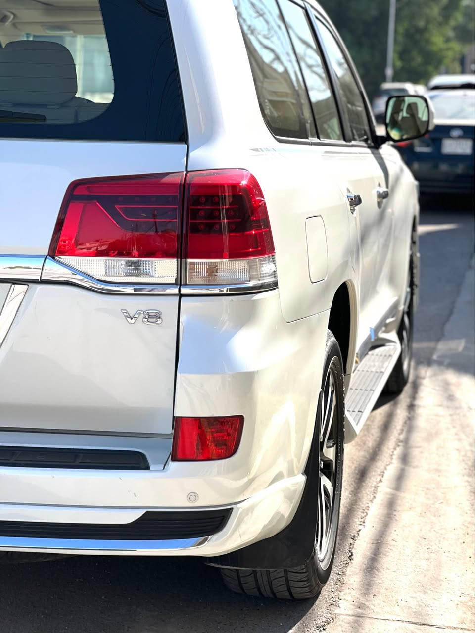 تويوتا لاندكروز 2017 GXR خليجي SAS
___________________________ 
محرك حجم V8 4600
حساسات امامي خلفي
بصمه وتشغيل عن بعد 
مثبت سرعة دبل ماوس 
سلايت و 8 ايرباك
لايت زنون اسود
كشنات جلد وكهرباء 
علامه لاندكروز ليزريه بالبيبان 
بيه بارد بالباب الخلفي والصندوق وممبين 
السياره ماشيه 187000 الف KM
السياره جديده ومابيه اي نقص من كافه النواحي 
السعر 48000
***********
*********** بغداد, العراق
