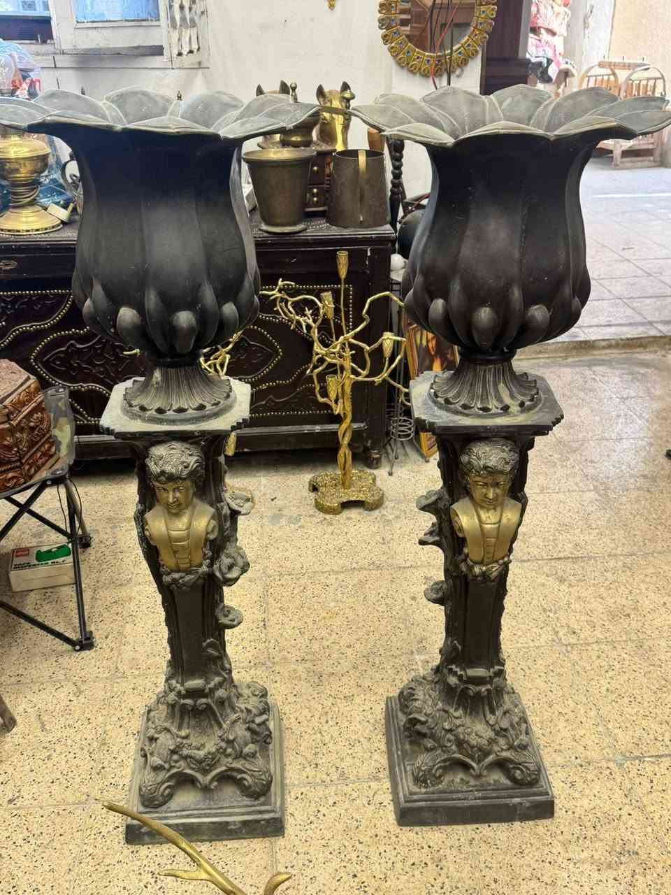 مساكم الله بالخير والبركه 🇮🇶🇮🇶 الى رواد التحف والانتيك والاخوة الطيبين ...زوج شمعدانات شغل فرنسي من اروع مايكون الطول متر و10سنتم برونز موضحات في التفاصيل للاستفسار خاص او الاتصال على الرقم التالي ***********اخوكم كرار الشيخ
