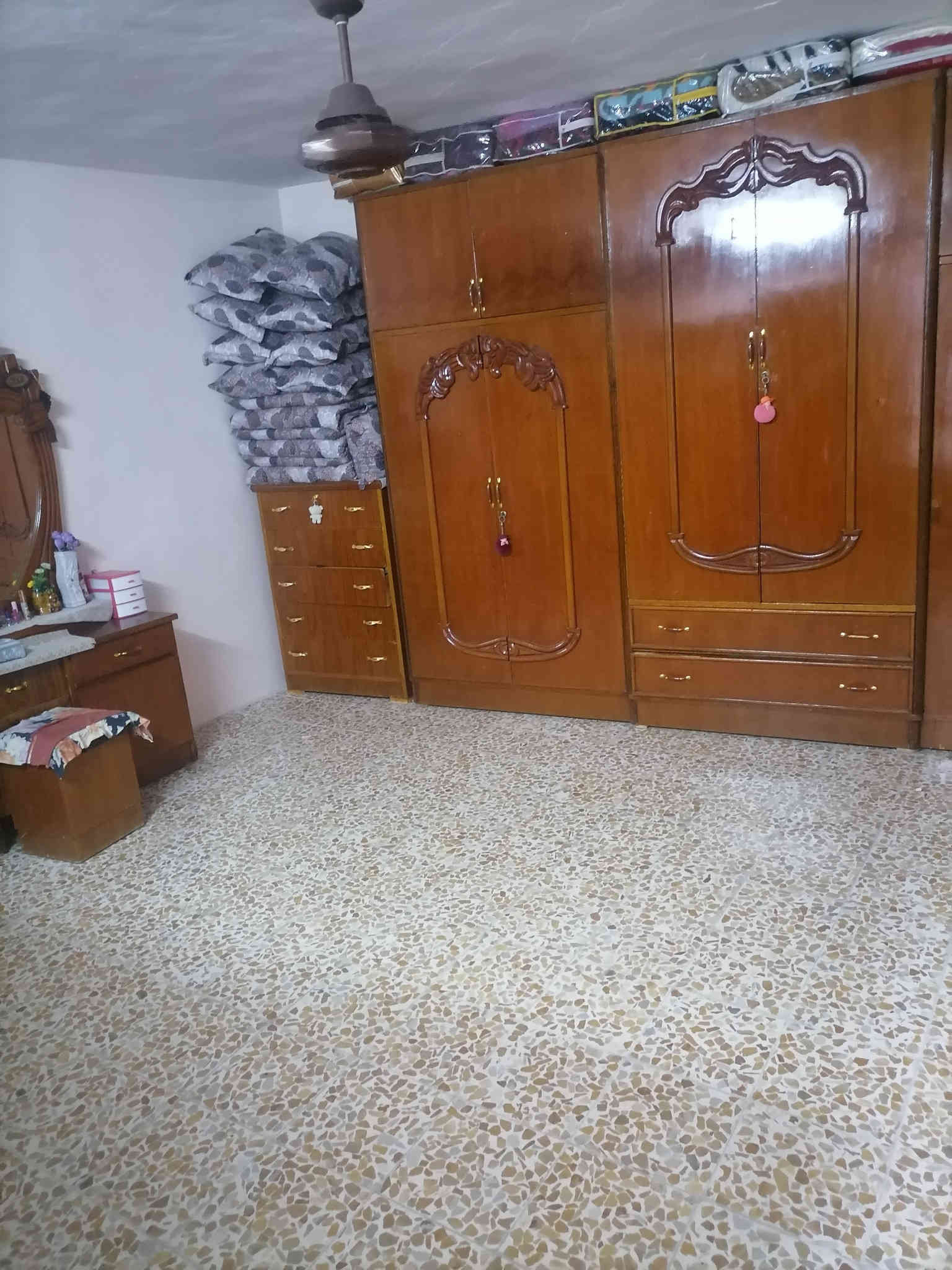 السلام عليكم بيت للبيع
حي العامل الاولى 
المساحة/100م طابق واحد 
استقبال وغرفة وهول بالاضافة الى بيتونه بحساب غرفة 
كاشي سيراميك سقوف ثاوية 
السعر/70
لتفاصيل اكثر مراسلة الصفحة او الاتصال بالرقم***********
