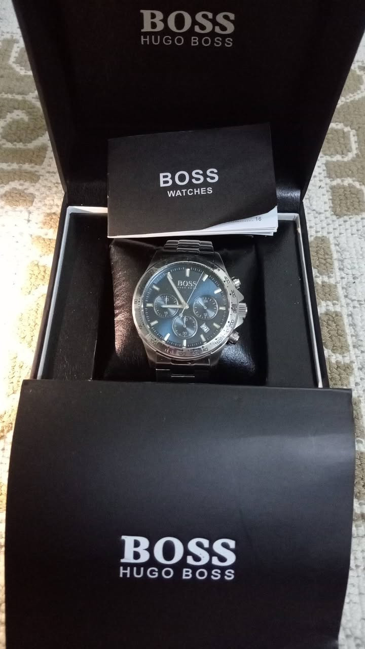الساعة المعروضة في الصورة هي ساعة Boss Hero Sport Chronograph للرجال، وتحمل رقم الموديل 1513755.
￼Watch Connection +1

إليك أهم تفاصيل هذه الساعة:

التصميم والمظهر

الميناء: تأتي بميناء باللون الأزرق الجذاب مع شعار BOSS Hugo Boss.

الهيكل والسوار: مصنوعان من الفولاذ المقاوم للصدأ باللون الفضي.

المقاس: يبلغ قطر الهيكل حوالي 43 مم إلى 45 مم. 

￼Mercado Libre +3

المميزات التقنية

الحركة: تعمل بحركة كوارتز كرونوغراف دقيقة.

الوظائف: تشتمل على وظيفة الكرونوغراف (ساعة إيقاف)، وعرض التاريخ، وعرض الوقت بصيغة 24 ساعة.

مقاومة الماء: تتميز بمقاومة للماء تصل حتى 50 مترًا (5 ATM)، مما يجعلها مناسبة للاستخدام اليومي.

الإطار: يحتوي الإطار على مقياس Tachymeter لتحديد المسافات
@everyone
@المتابعين
@الجميع


**إذا كنت صاحب هذا الإعلان وتريد حذفه لأي سبب، رجاءا أرسل رسالة إلى الدعم الفني**