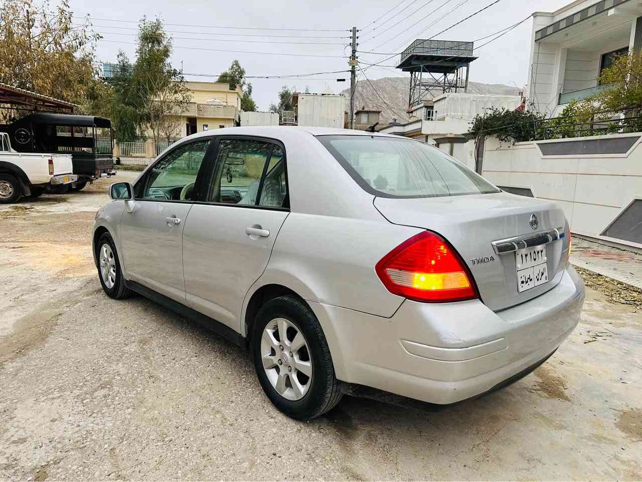 نیسان تیدا  ۲٠۱۱
نرخی کۆتای ۸۷گەڵا
بۆنید و چامەلەخی سەکن بۆیاخە بێ ناوگرتن
گێڕ و مەکینە و گشت گیانی بەشەرت
ڕۆن و تایە و بەنس و پلاک هەمووی تازە گۆڕاوە
کاڵ بونەوەی نیە
ناوی تازە ماوەتەوە
هەردوو سویچی شەریکەی لەگەڵایە
تەنها ۱۹٠هەزار کم ڕۆشتوە
سەنەوی بەسەرچووە

لە دەربەندیخانم

0770 174 0006 شربازهير, السليمانية
