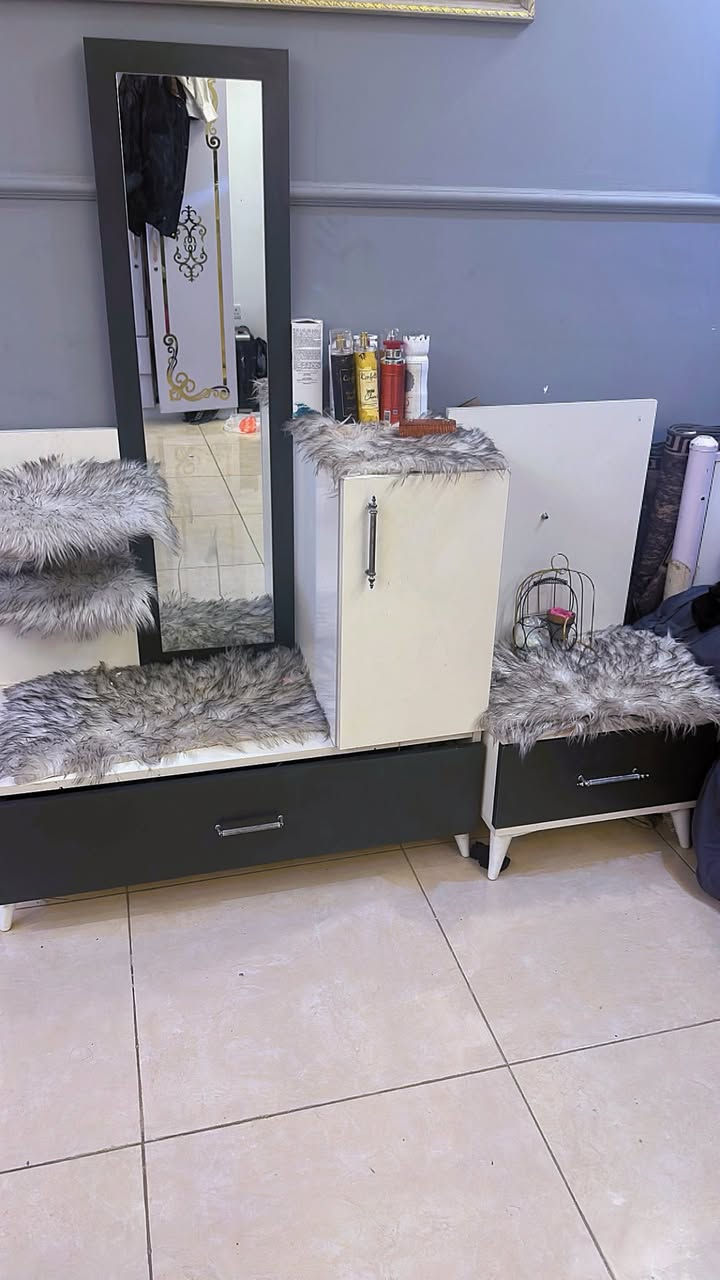 السلام عليكم غرفه نوم ٥ قطع نظيفه ٢٥٠ مكان زيونه ***********
