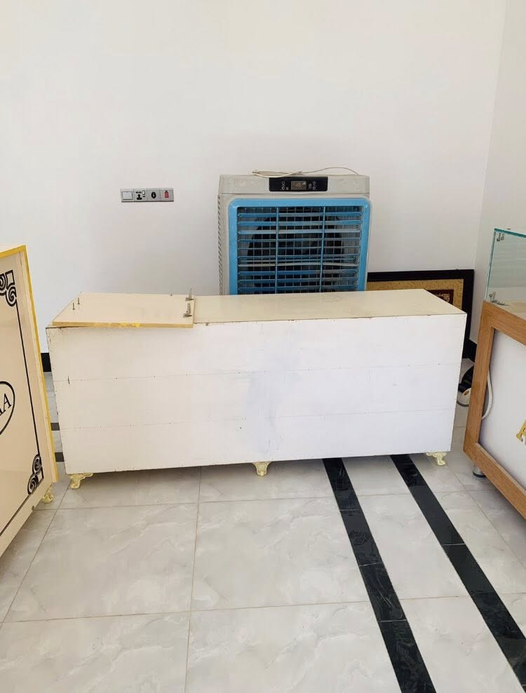 ديكور مكتب كما موضح بصور يرهم مكتب تلفونات و يرهم مكتبه النضافه ٩٠/١٠٠ مابي لا كسور ولا شي السعر ٨٠٠ وبي مجال مكاني هيت حي البكر موجود توصيل حسب الاتفاق ***********
