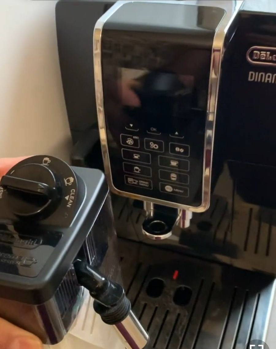 مكينة قهوة اوتوماتيك دولنجي دنياميكا (المنشأ إيطالي في إيطاليا)  سعر 400 الف وبيه مجال قليل. ***********
