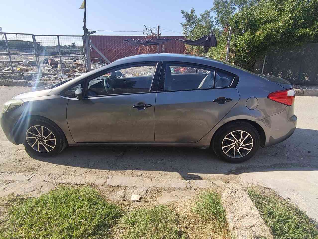 سيراتو 2016 خليجي
مكينه 1600 دوش
بيها قطعتين صبغ باب وجاملغ خلفي
وشويه بارد بالباب عكس السائق 
190كيلومتر
السعر 118
مكاني حي الجهاد 
استفسار ***********
