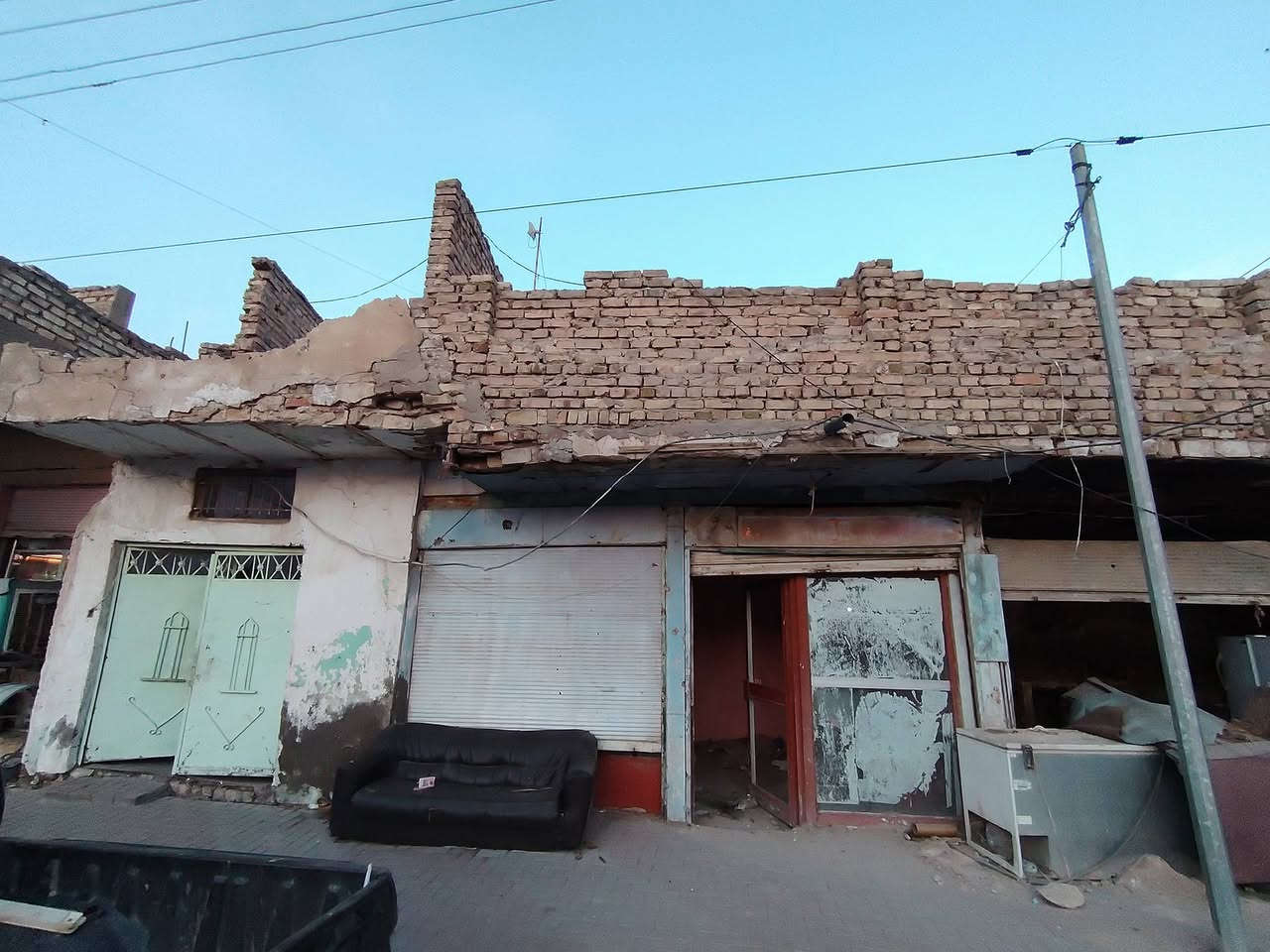 السلام عليكم بيت للبيع المساحه ٣٨٥ الواجه ٢١ متر ونص  المكان باب الخان شارع المحكمه مقابيل سجاد المصور للاستفسار ***********
