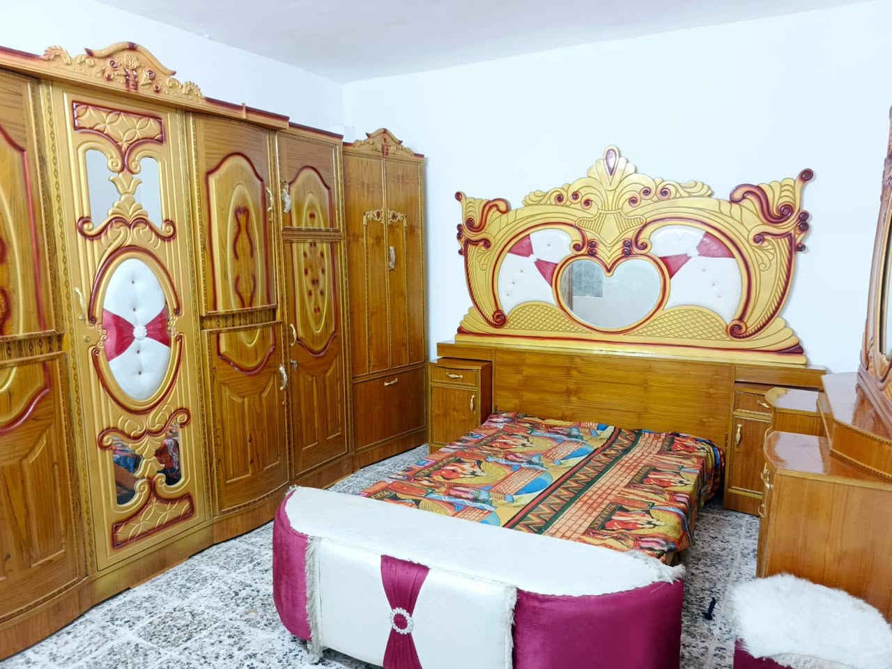 غرفة اخشاب صاج خمسة ملحق الزاوية كنتورية الضهر جرجوبة نضيفة اي ضرر ما بيهة اخت الجديدة السعر ٦٥٠ الرقم *********** متواجد واتساب وعندي توصيل
