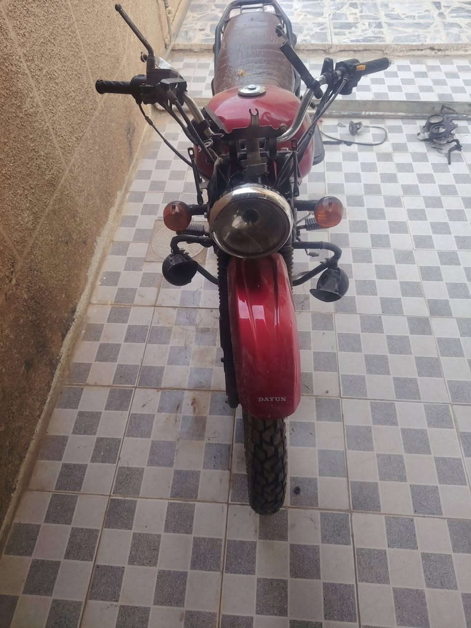 السعر مليونين وبيها مجال *********** هذا رقمي
دايون 2023 مرقم بغداد رقم انكليزي بأسمي التحويل ثاني يوم محرك نظيف وشغاله كلشي مبيها  تاير امامي شديته قبل الحادث بكم يوم الويل الخلفي شديته جديد والتاير الخلفي كلش نظيف الزنجيل والبكرات امامي خلفي جديد لايت زنون جديد الدراجه نقصها الدشبول الأمامي والمرايات واليدات مال الكلج والبريك الأمامي والبنزات الخلفيه اي نقص ثاني مبيها

واريد ابيعها لأن اخويه سوه بيها حادث ومحتاج فلوسها للعمليه
مكاني بغداد الطارمية
