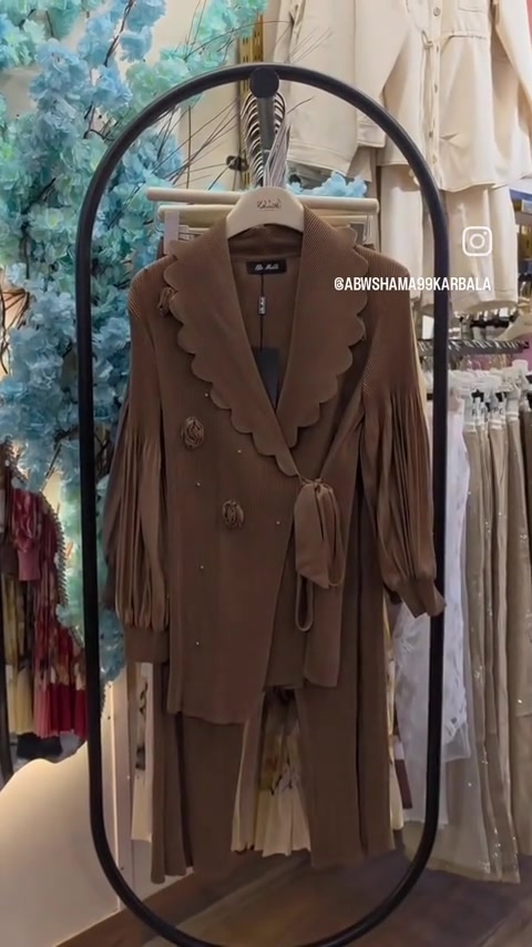 السعر: 18.000 دينار فقط ✨ وصل الجديد إلى مجمع أبو شامه ✨ إطلالة أنيقة وخامة راقية بتصميم يخطف الأنظار 🤍 إذا تحبين الأناقة والتميز، هذا الموديل إلك. 🌸 متوفر بأجمل الألوان 📍 زورونا في مجمع أبو شامه 📲 للحجز والاستفسار: *********** الكمية محدودة... أسرعي بالحجز قبل نفادها! 💖
