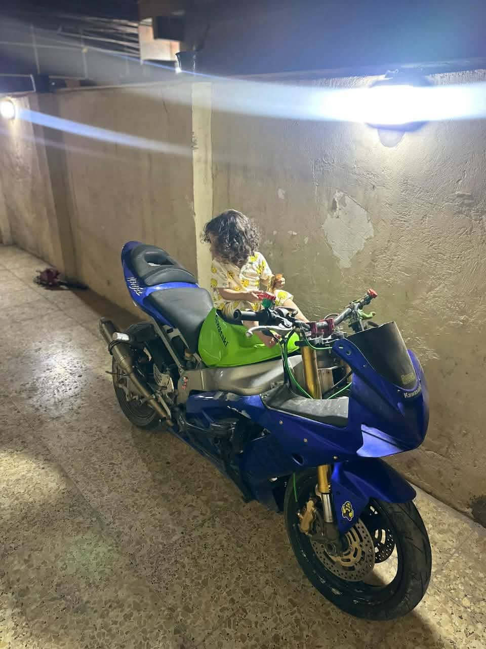 السلام عليكم شباب كاوسكي 2004 مكينة مكفولة بس كور مفتوح جايب فيتر وياك وفحص دراجة بكل وقت نكرة وعليهة ادامة جديد بلاكات جديدة فيتبم جديد وتنضيف ثلاجة دراجة بيهة صالصنة رياضي ستيرن رياضي يدت بريك خلفي رياضي ايطالي يدة كلج رياضي ٣ زروف جاملغ امامي فايبر كاربون الياف حقيقي عنابيرً دهن دهن ما صارله ٦ ايام من مبدلة رديتر بل جيس مي اخضر زيتي بكرة جبيرة  ودرجة بيهة ملاحضات مثل طعجة بل تانكي خفيفة دوس العنوان الامين ثانية رقم الهاتف *********** السعر 21 بيهة مجال بسيط
