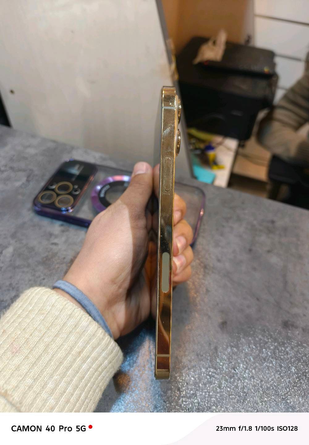 ايفون 13برو ماكس جهاز نظيف نظيف لون ذهبي بيع  مستعجل بطاريه... 84٪ما مفتوح ابد شرط الفحص وبيه مجال سعره... 