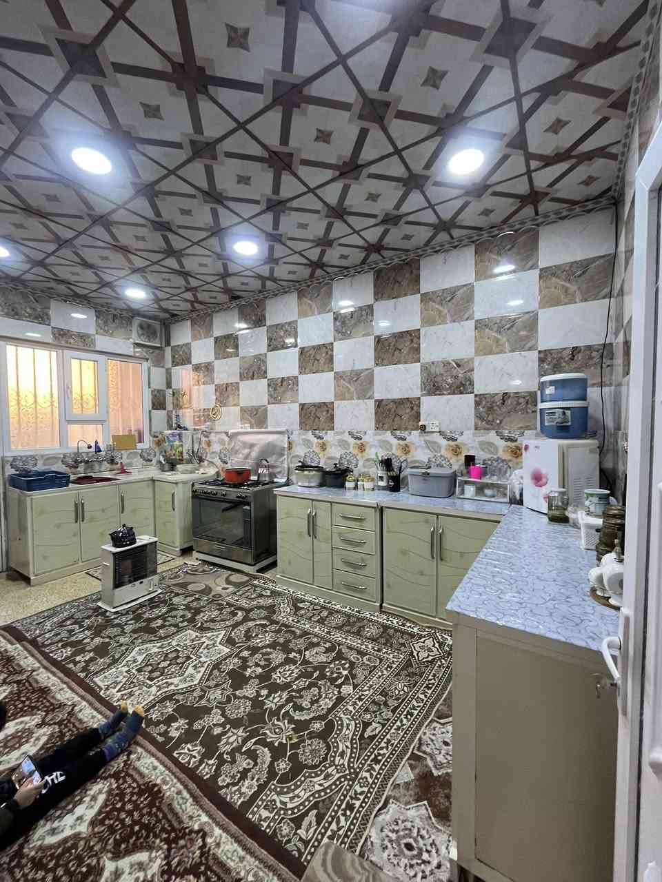 السلام عليكم ورحمة الله وبركاته #مكتب_الغوالي
بيت للبيع في حي السماح الاولى  

🔹 المساحة : 200م ، الواجهة : 10م ، العمق : 20م

🔹 بناء مرتب جاهز للسكن يحتوي على 6 غرف نوم

🔹 سند طابو ملك صرف شرط التحويل وقرار التمليك

ط1 : كراج ، استقبال ، هول ، مطبخ ، ثلاث غرف ، صحيات
ط2 : ثلاث غرف ، هول ، مخزن ، بيتونه واسعة

للاستفسار اكثر مراجعة #مكتب_الغوالي الكائن في حي السماح الاركان قرب مدرسة السماح الابتدائية وقرب مول القمه على شارع 20 او الاتصال على الارقام التالية -

***********

***********
