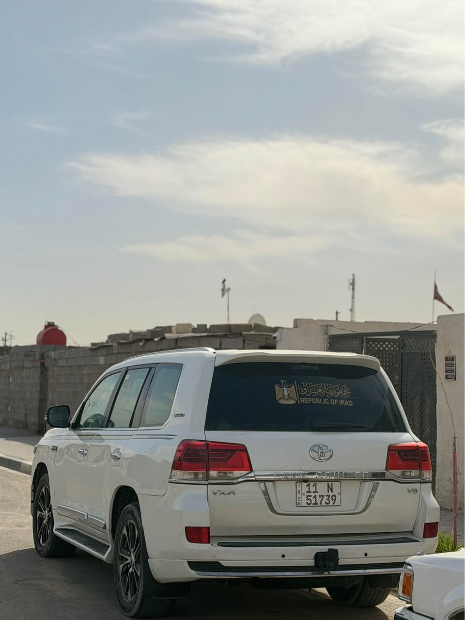 السلام عليكم للبيع سيارة لاندكروز جكسار موديل 2008 ومحدثه داخل وخارج بلكامل تحديث اصلي موديل 2021 رقم بغداد دولي جديد تحويل ثاني يوم السيارة كفاله من الكص و النقل و التحويل و الضربه القويه والمكينه ولكير مكفولات جدد حداديه جديده السياره فوول مواصفات تنته واشارات بلمري وحساسات خلفيه وتدفئة وتبريد وشاشة داخلية لايت لد زنون عالي وناصي السيارة فول مواصفات السيارة جاهزه دون اي نقص السياره بانزين V8 للبيع أو المراوس حسب القناع سعرها 245 ورقه 
مكان سيارة البصرة
*********** البصرة, العراق
