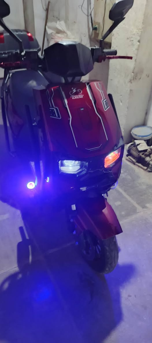 سلام عليكم متاح 
‏متاح دراجه شحن نوع { وحش 680}  معروفه مواصفاته 
‏==========================================
‏مواصفات..... 
‏ملف 2000 حقيقي 
‏لايت عالي ناصي
‏دبل اشاره 
منفذ USP 
‏بريكات هادروليك
‏دبلان غاز طسه ناعمه
‏تمشيك 70/65كيلو بشحنه وحده
70 سرعه 
‏سعره 650 بيه مجال للشري
‏ 4 نمر 
سويجين 2 
بصمه 2 
NFS 2
‏نظام R 
‏نظام P  
ضمان بطاريات تجي تفحصهن 
‏ملاحظة  دراع امامي مثل ما موضح في صوره بس هاذ نقص
‏عنوان بغداد شعب قرب الاسواق المركزيه
‏الاستفسار,***********
