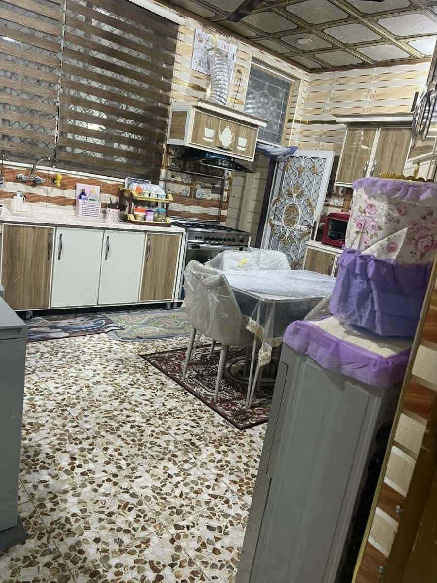 السلام عليكم دار للبيع مساحه 300 يحتوي على استقبال وهوال ومطبخ وغرفتين ومجمع صحي المكان حله شارع 30 السعر 140 وبي مجال رقم الهاتف ***********
