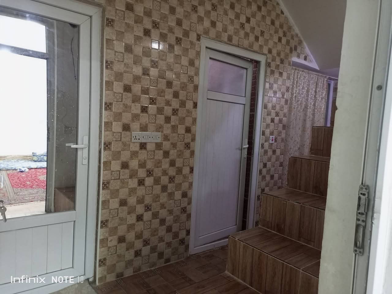 بيت للبيع المساحه 190متر حديقه صغيره+ كراج سياره مطبخ+صالون يعني مكان خطار+هول+2 غرف نوم+حمام وصحيات داخلي معزول+بيتونه جبيره.+ اكو حديقه بصف البيت واسواق هم قريبه وقريب عالشارع العام .المكان بنجا علي قريب محطة الطاهر مقابل منطقة القادسيه،،
***********
