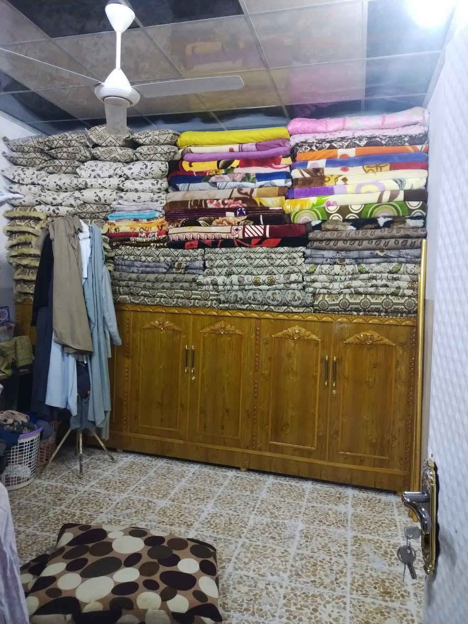 بيت للبيع هرمات الخامسه طابقين فول كاشي مساحه الارض 300مسجل بلديه وحاسبه ***********
