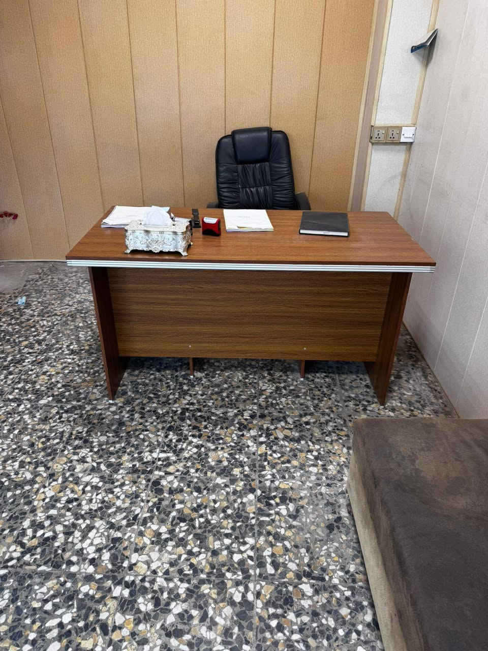 ميز مكتبي جديد مستخدم كلش قليل معه كرسي ١٠٠ الف زاد قنافات ٣ ب ٥٠ الف عنوان بغداد مدينه الصدر ***********
