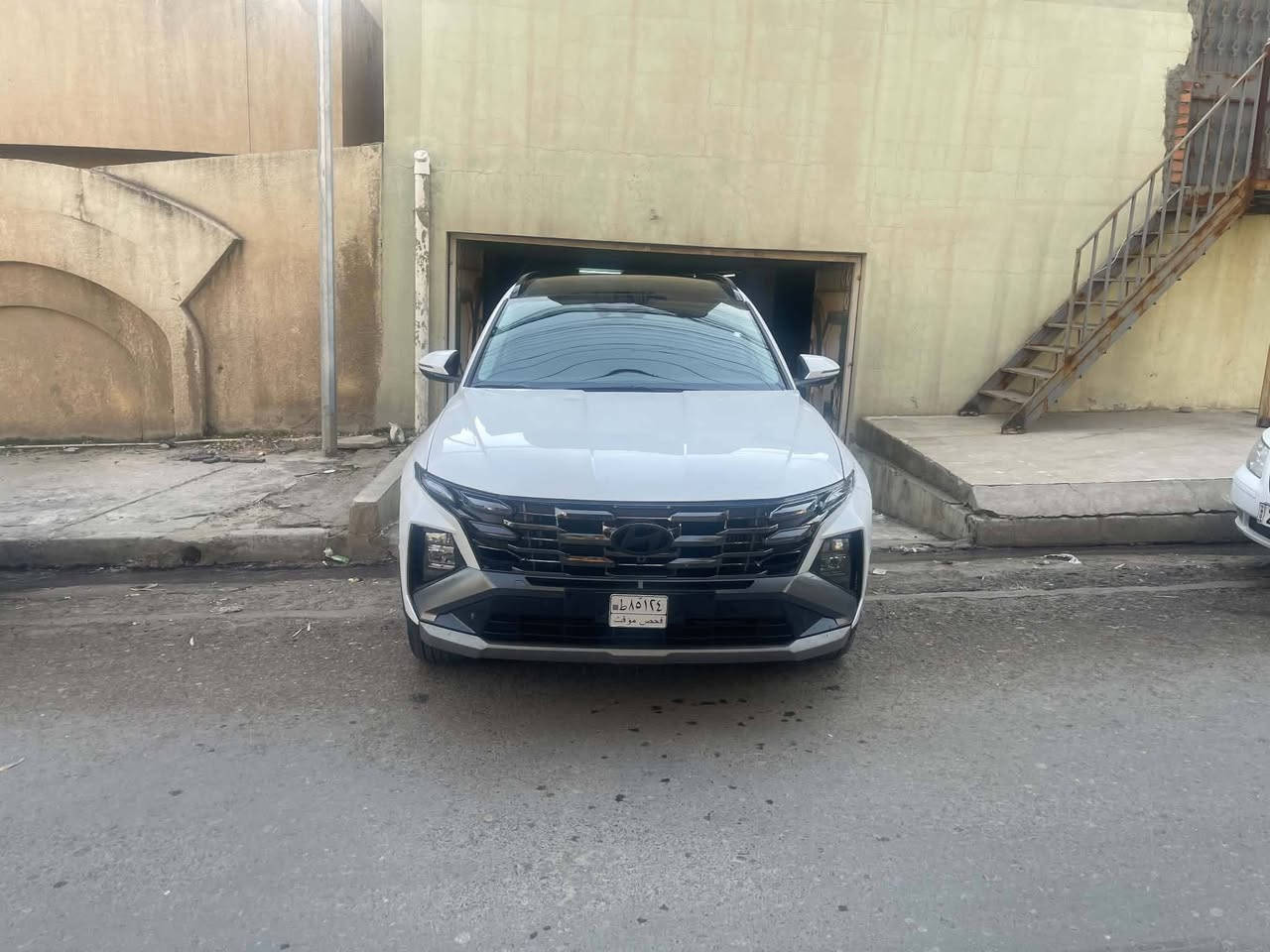 هیوندای تكسون 2025 شكل جديد وارد أمريكي هايبرد
اللون ابيض 
سعر :240 ورقة   
عداد المسافه : 4400 ميل 
حجم المحرك :1.6 توربو  (4.سلندر )
السياره بچم كبس ✅
ملاحظه : چاملغ الخلفي ربع صبغ بدون نقطه دواخل100% 

مواصفات
كيج الكــــتروني واحد شاشه 🖥️
سقف بانوراما
انــــارة دشبول
بصمة ابواب
بصمة تشغيل 
تشغيل عن بعد (𝐑𝐄𝐌𝐎𝐓𝐄 𝐒𝐓𝐀𝐑𝐓)
شاحن هاتف لاسلكي
شاشة دشبول ديجيتال 
شفتات استيرن
هاند بريك بصمة
اوتو بارك (𝐀𝐔𝐓𝐎 𝐏𝐀𝐑𝐊)
اوتو هولد (𝐀𝐔𝐓𝐎 𝐇𝐎𝐋𝐃)
اوتو ستارت (𝐀𝐔𝐓𝐎 𝐒𝐓𝐀𝐑𝐓)
اوتو ستوب (𝐀𝐔𝐓𝐎 𝐒𝐓𝐎𝐏)
رادار 360
رادار امامي (تحديد مسار)
رادار جانبي  (نقاط عمياء)
رادار خلفي (التحذير من الاصطدام)
حساسات 360
حساسات امامي
حساسات جانبي 
حساسات خلفي
نظام (𝐒𝐌𝐀𝐑𝐓)
نظام (𝐒𝐏𝐎𝐑𝐓)
نظام (𝐂𝐎𝐌𝐅𝐎𝐑)
نطام (𝐄𝐂𝐎)
نظام(𝐒𝐍𝐎𝐖)  
كشنات جلد
كشنات هيتر  امامي 
تحكمات استيرن
تبريد لمس
تبريد مركزي 
صندوق شفط كهربائي 
لايتات (𝐋𝐄𝐃) لید عدسة زينون 
بكلايتات (𝐋𝐄𝐃) لید
 ويل كروم 
تفاصيل اكثر الاتصال ***********
رقم الشاصي KM8JCDD17SU295157
