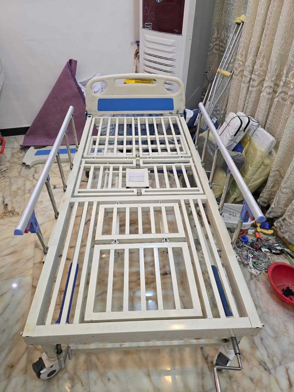 سرير طبي للبع ميكانيكي يعني يدوي مو كهربائي جكات 4 حركات ارتفاع الظهر وتقليب المريض يسار ويمين وتحريك الأقدام  نظيف كلش نظيف بسعر 225 نهايته المكان في بغداد 
رقم وات ساب ***********
