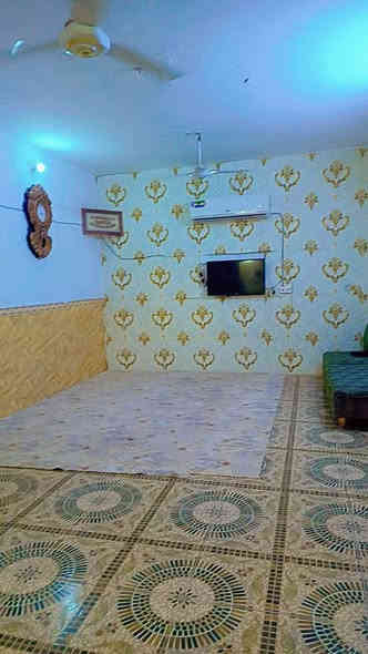 قطعه بمساحة 463 متر سند 25 اقرار محكمه مباشر بأسم المشتري يحتوي ع بيت طابقين بمساحة250 متر يحتوي ع 3غرف نوم مع صاله واستقبال ومطبخ وكراج سياره وحديقه في منطقه الحسينيه الجريه  --كريد--- بسعر 115 قابل للتفاوض للاستفسار ***********
