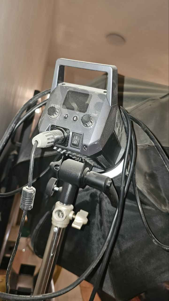 إنارة Godox Litemons LA200Bi احترافية – زوج (عدد 2)
🔹 قدرة إضاءة قوية 200 واط LED مستمر
🔹 ثنائية اللون (Bi-Color) من الضوء الدافئ إلى البارد لتناسب جميع ظروف التصوير
🔹 تحكم سلس بدرجة الإضاءة والسطوع عبر وحدة التحكم الخلفية
🔹 دقة ألوان عالية مناسبة للتصوير الاحترافي (فيديو – بث مباشر – تصوير منتجات)
🔹 تعمل مع سوفت بوكس وباونز ماونت وجميع ملحقات Godox القياسية
🔹 تبريد فعّال مع أداء ثابت لفترات تشغيل طويلة
🔹 تصميم متين ومناسب للاستوديوهات التعليمية والإعلامية
📦 المتوفر: زوج إنارات LA200Bi

سعرهم ثنينهم 800 الف 
استخدامي الهم شخصي فقط تصوير محاضرات 
كل الملحقات موجودة 
للتواصل *********** بغداد, العراق
