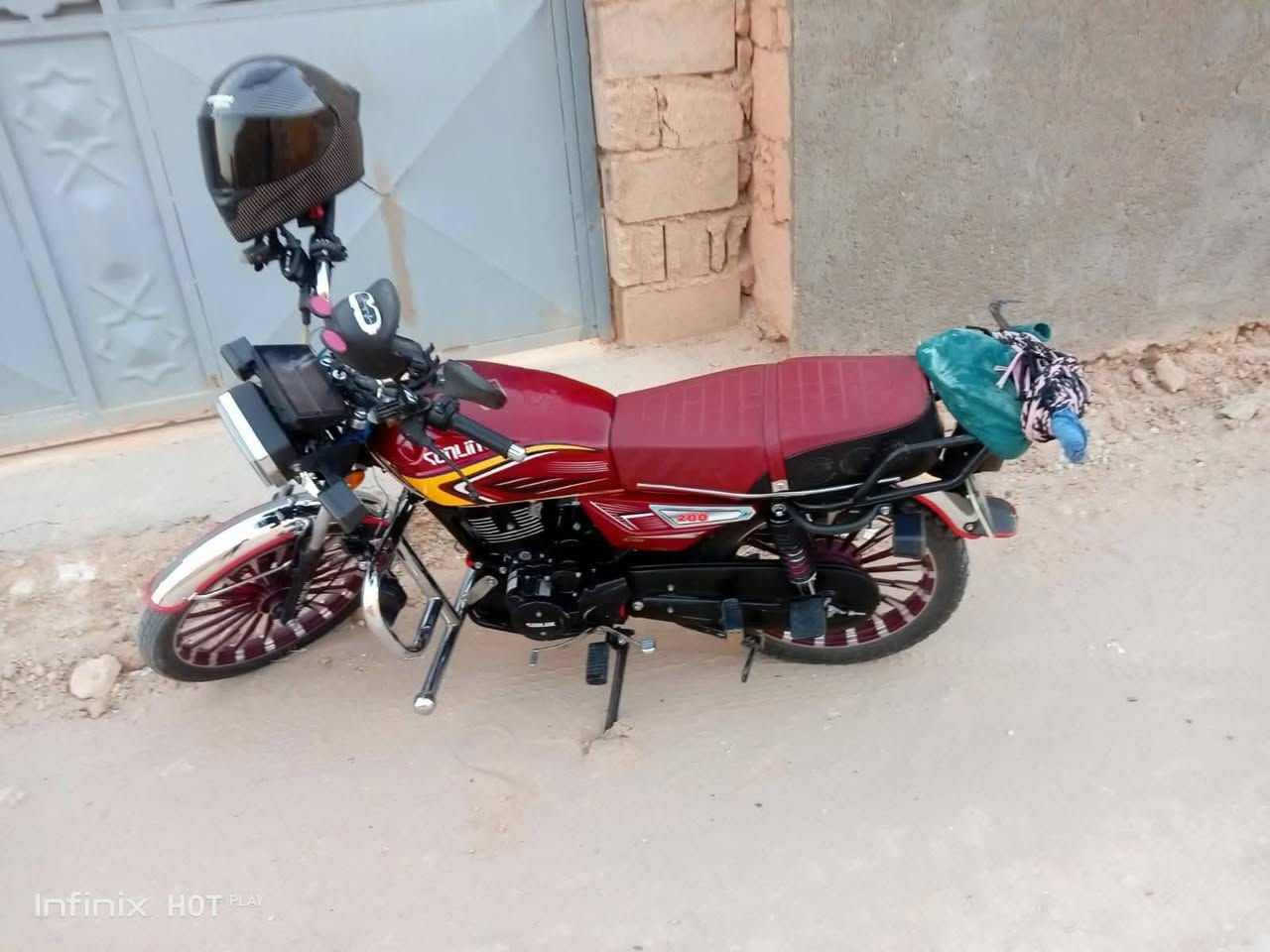 دراجه سولنك محرك 200جواكيج منفيس بيها هاي الضربه بالتانگي خفيفه كلش بس للتوضيح حته محد يگول غشني مكاني القأئم الكرابله وصلت750
 ***********
