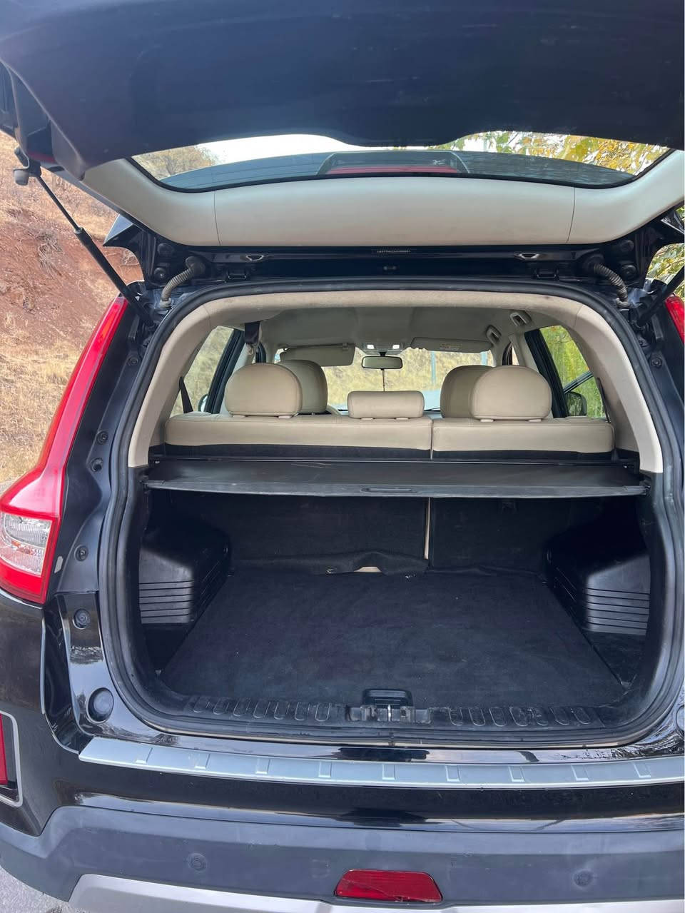 Geely emgrand x7 
2018
87 هەزار ڕۆیشتیە
سبوغ و ساردەکوتی نیە،
بەس هەندەک سەقف و بۆنیتی سپی بوویتەوە، 
سەیارەکە زۆر خاوێنە و گێڕ و مەکینەی بە شەرتە، گێڕ تۆماتیک و عادی، 
تەبرید و کارەباییات و هەموو شتێکی بێ عەیبە
*********** شومان, أربيل
