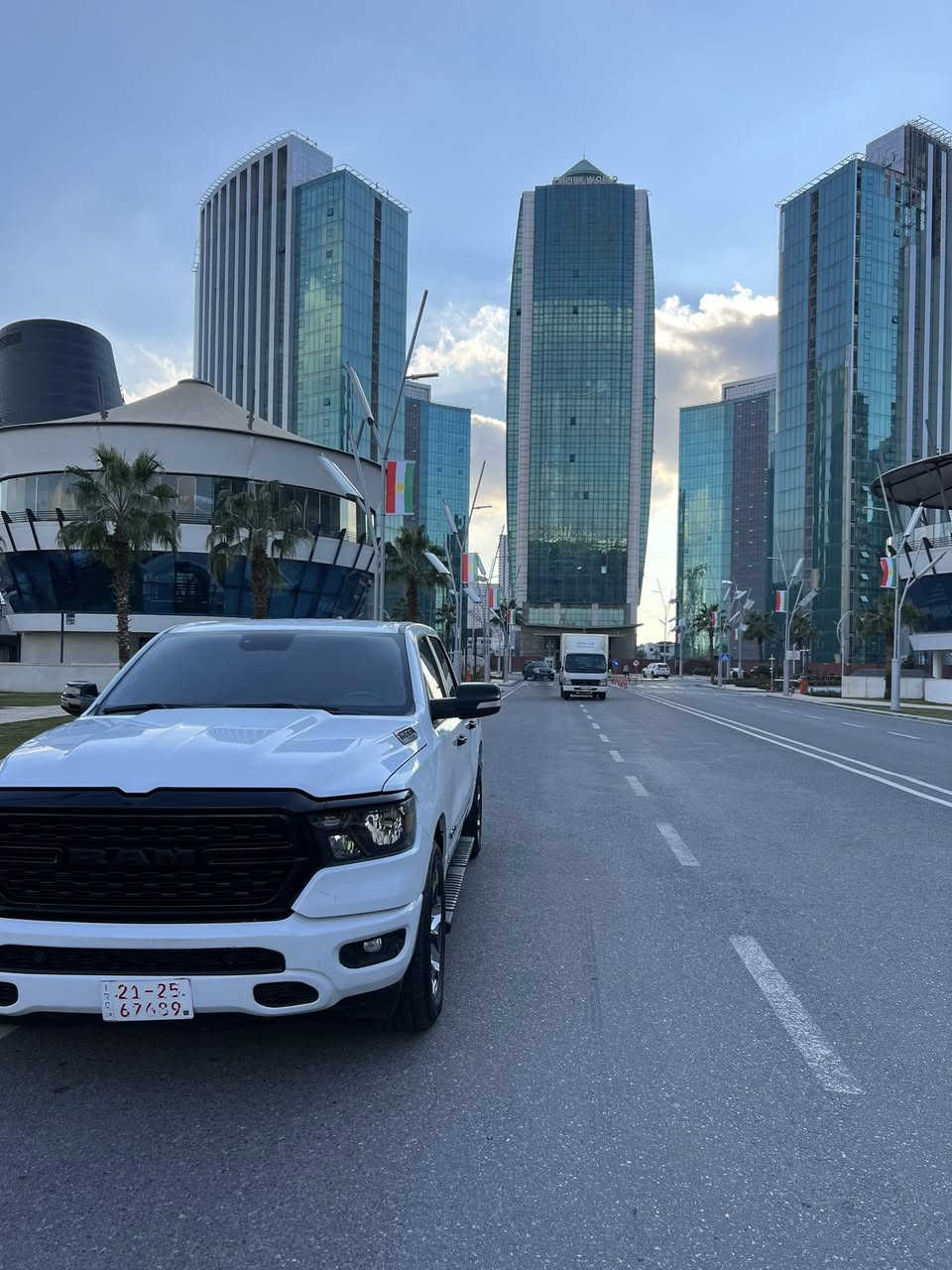 سلام و عليكم
2023
رام بيك هورن 
شاشه تيسلا 
كوشنات الأمان تدفيا 
٨سلندر أي تورم 
ماشي٥١ميل 
ارباك استيرن دشبول 
***********
