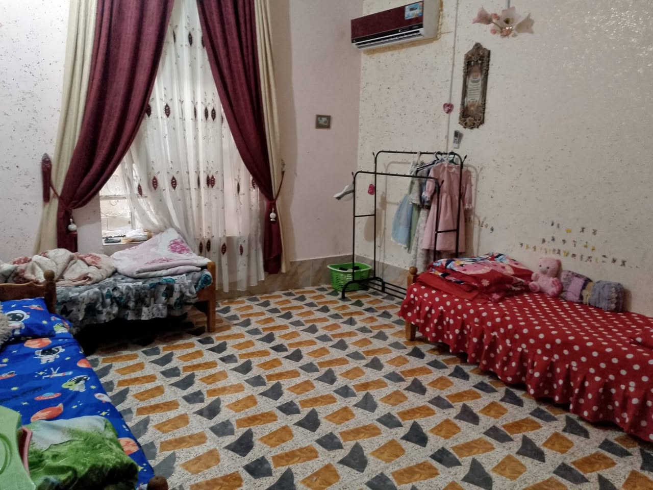 دار مع قطعة أرض للبيع رقم مروج معاملة التمليك في حديثة السبحاني الثانية
مساحة الدار/ 404متر
مساحة القطعة/400متر
يتكون الدار من 
غرفتين نوم 5*4
و4*4
هوال 5*4
وديوان 7.5*4
ومطبخ 4*4
وصحيات داخلية وخارجية
السعر خاص
عنوان المكتب/الانبار حديثة حي العسكري مقابل أسواق علي نصيف للاستفسار الاتصال على الرقم 
***********
