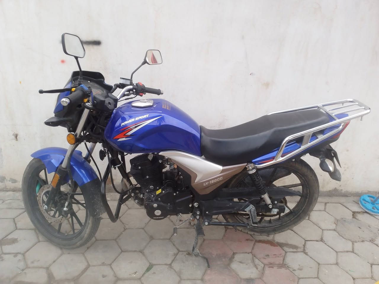 السلام عليكم موتور للبيع سايم رمادي شارع 20 نظيف سعر 950 ***********
