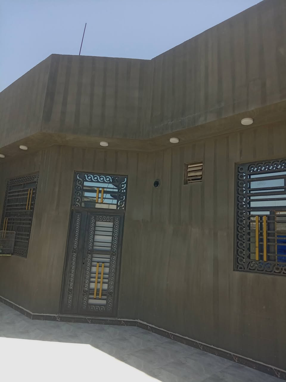 دار للبيع المساحة ١٨٥ الفيروزيه قرب جسر الثاني *********** للاستفسار
