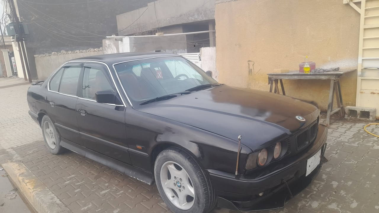 السلام عليكم
BMW 525
صبغ عام اسود ملكي للجماليه 
صدر ٧٠ %
كير محرك إثنين ونص ملكه لا تبخير ولا تنقيص خير من الله 
سياره بسمي تحويل مباشر 
كهربائيات شغاله 
باتري جديد 
صلنصه كله جديده 
شاشه أندرويد 
سلايت شغال 
سياره جاهزه ترايك وين متريد 
بيع او مراوس حسب القناعه ٣٧ ورقه 
***********

