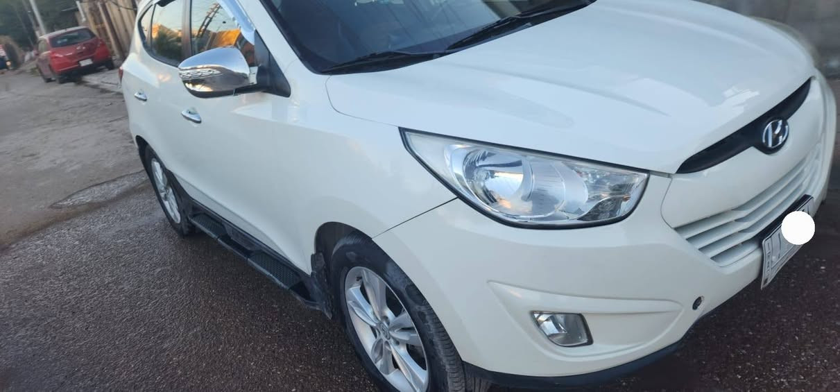 سلام عليكم
Hyundai Tucson
 هيونداي توسان 2011 خليجي مضلع 
اللون ابيض ⚪️
السيارة مواصفات Standard 
محرك DOHC 2.0L 
القدرة الحصانية 167 🐎
العزم 197 نيوتن.متر ⚙️
 Oil Engine : 5W- 30 
فلتر الدهن K&N
الكير اوتوماتيك ⚙️
نظام الدفع : سحب امامي 2WD 🛞
قمارة حديد 
عدد الركاب : 5 💺
المحرك غير مفتوح 
الكير غير مفتوح 
عداد السيارة : 122775 KM 🛣
اضافة : 
حساسات وشاشة
مكفولة من الصبغ عدى دعامية الامامية مصبوغة اثر شخوط
السعر : 134💵  
الموقع : بغداد
للأستفسار : ***********
