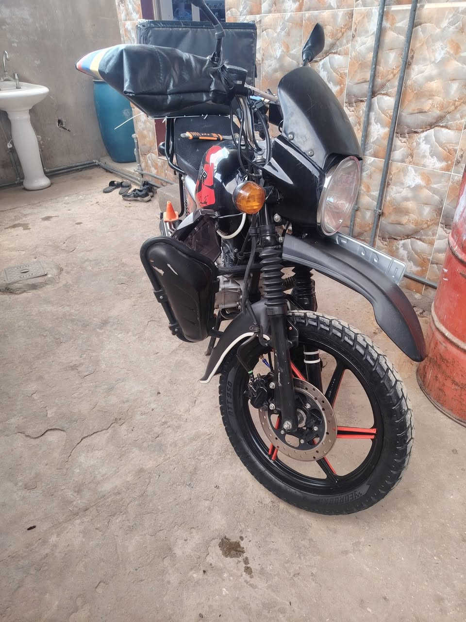 السلام عليكم دراجه بوكسر موديل ٢٣ مرقم بغداد انكليزي للبيع دراجه كامله اي نقص مابيه تراي وين متريد انطيك بيه السعر مليونين و500 وبيه مجال حق الجيه العنوان هيت ***********
