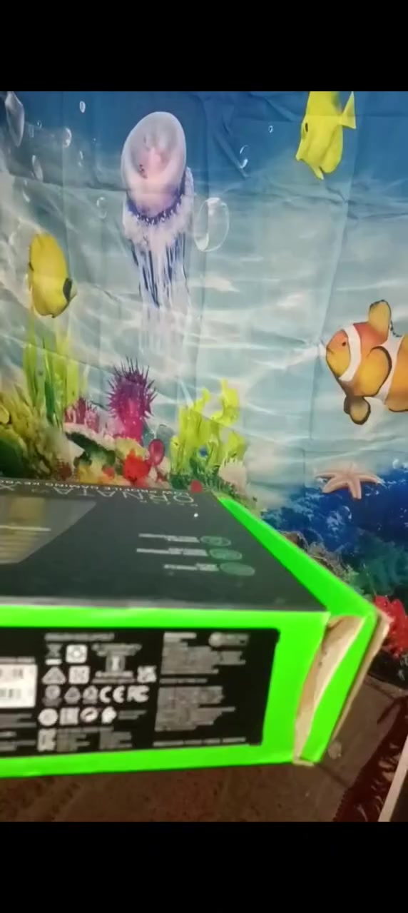 لوحة المفاتيح المعروضة في الصورة هي لوحة مفاتيح الألعاب منخفضة الارتفاع Razer Ornata V3 X. تتميز هذه اللوحة بتصميم نحيف ومريح، وهي مصممة لتوفير تجربة هادئة ومريحة أثناء اللعب أو الكتابة.
الميزات والمواصفات الرئيسية
المفاتيح منخفضة الارتفاع: تأتي لوحة المفاتيح بأغطية مفاتيح أنحف ومفاتيح أقصر لوضع يد طبيعي يقلل من الإجهاد خلال الاستخدام الطويل.
مفاتيح غشائية صامتة: توفر إحساسًا ناعمًا ومبطنًا عند الضغط، مما يجعلها خيارًا مثاليًا لمن يفضلون تجربة أكثر هدوءًا وراحة مقارنة بالمفاتيح الميكانيكية الصاخبة.
إضاءة Razer Chroma RGB: تتيح لك تخصيص الإضاءة بأكثر من 16.8 مليون لون ومجموعة من التأثيرات، مع دعم الإضاءة الديناميكية في مئات الألعاب المتوافقة.
تصميم متين ومقاوم للانسكاب: هيكلها القوي مصمم ليتحمل جلسات اللعب المكثفة والانسكابات الطفيفة للسوائل.
مسند معصم مريح: يتوافق المسند المريح مع لوحة المفاتيح ويوفر الدعم الأساسي للمعصمين خلال فترات الاستخدام الطويلة.
أغطية مفاتيح مطلية بالأشعة فوق البنفسجية: طلاء خاص يجعل أغطية المفاتيح أكثر متانة ومقاومة للبهتان والتآكل من الاستخدام المتكرر.
اتصال سلكي: تتصل بالكمبيوتر عبر كابل USB سلكي ومضفر، مع خيارات لتوجيه الكابل للحفاظ على ترتيب سطح المكتب.
السعر ٥٠ توصيل مجاني جميع المحافظات


**إذا كنت صاحب هذا الإعلان وتريد حذفه لأي سبب، رجاءا أرسل رسالة إلى الدعم الفني**