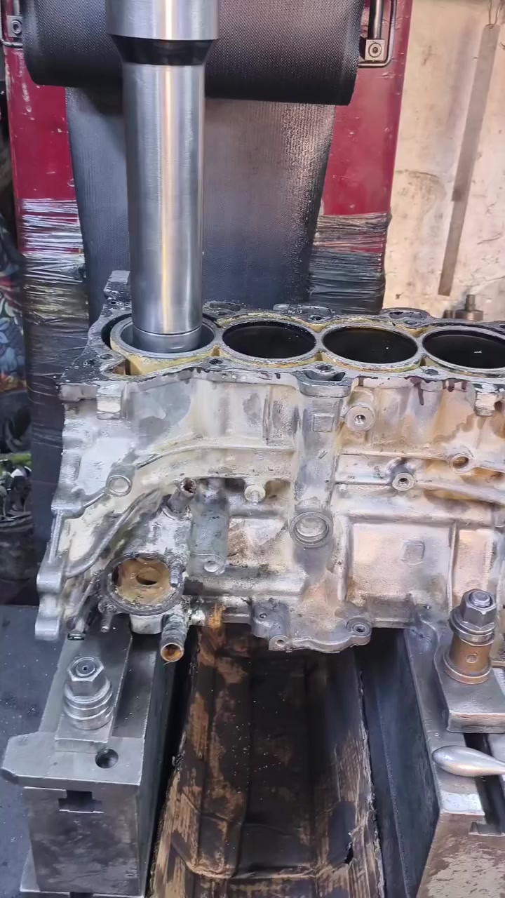 تجفيت هونداي توكسان 
محرك 2000 GDI
جراخة سلندر
جراخة كرنك 
تبديل تخم بستم
تخم رنك ياباني اصلي
تخم بيرن بكن كوري اصلي

العنوان بغداد ساحة الطيران
محل رباح الشمري
***********
