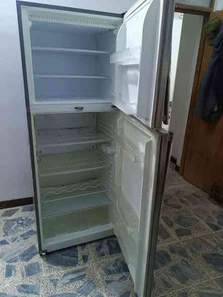 سلام عليكم ثلاجه كرافت حجم 20بلاديه ما مصلحه نضيفه بعده بلايلونه سعر 250 رقم الهاتف ***********
