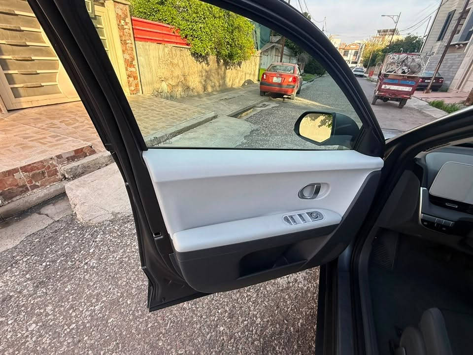 هيونداي أيونيك 5
كهربائية بالكامل 
ماشية 61 ألف كم 

السعر17000$

مدى الشحنة 520 كم 
كشنات جلد مع هيتر هيتر للستيرن 
تبريد قطعتين داخلية لونين 
السيارة نظيفة 
العنوان الموصل الأيمن

 رقم التواصل ::***********
