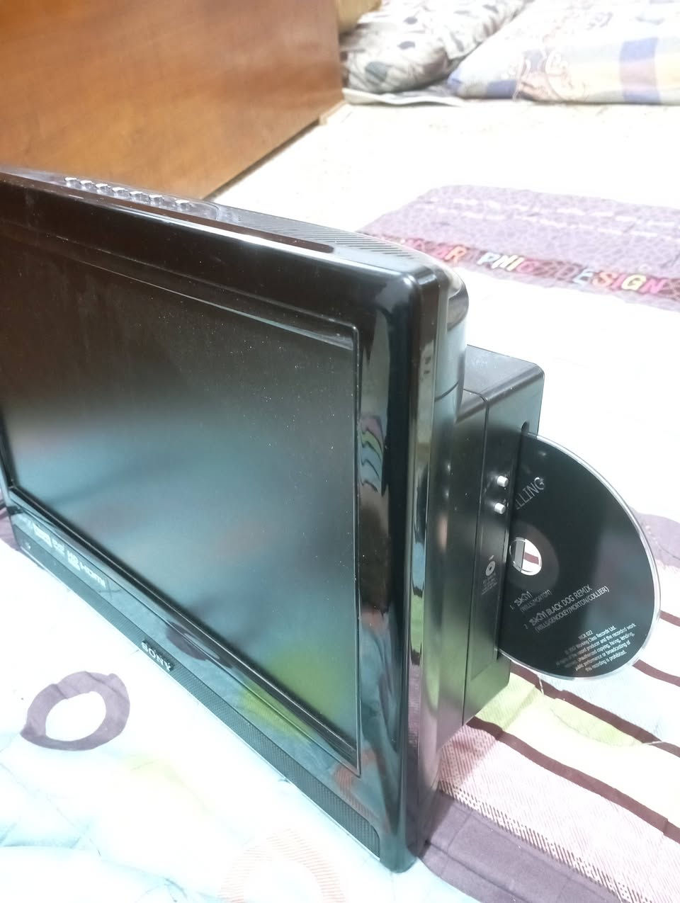 شاشه مع دي في دي جميع الانظمه نوع ماركة سوني لسائقي الباصات والسيارات الكبيره الحمل 
نظيف جدا 
السعر 100


**إذا كنت صاحب هذا الإعلان وتريد حذفه لأي سبب، رجاءا أرسل رسالة إلى الدعم الفني**