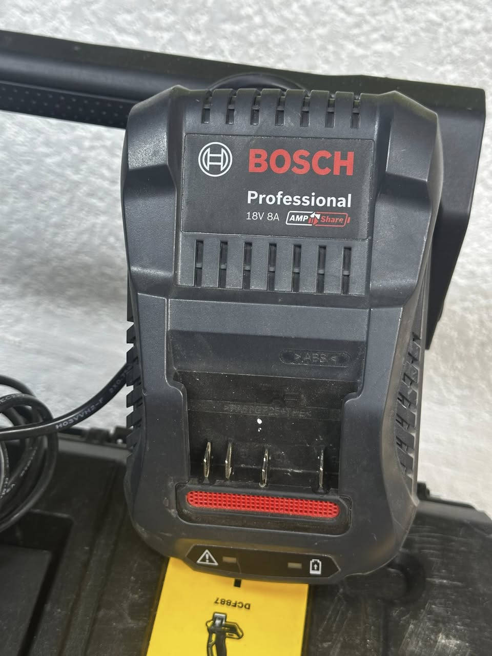 سلام و علیکم متوفر امباکت بوش بقوە 215 نیوتن متر و تحکمات سرعە و جاکوج و بطاریە 5.5 امبیر و شاحنە سریع ثمانیە امبیر کلهم جدید 
توصیل موجود ***********
واتساب
