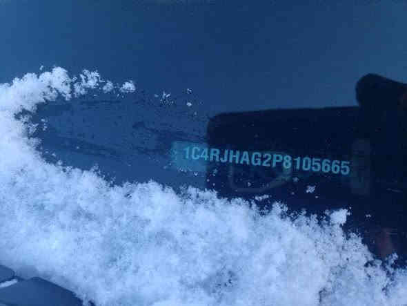 السلام عليكم 
سياره جيب موديل ٢٠٢٣ لون سلفر ٥ بانزين راكب  سياره جديده بمعنى الكلمه كامله من كلشي محرك و كير و اكسن بس حادثها سرقه ابيعها على وضعها سياره مدفوع الكمرك مالتها وكامله اوراقها وباسمي 
العنوان السيديه  و السعر ١٦٠ وبيها مجال وترهم مراوس رقمي *********** وبي واتساب
