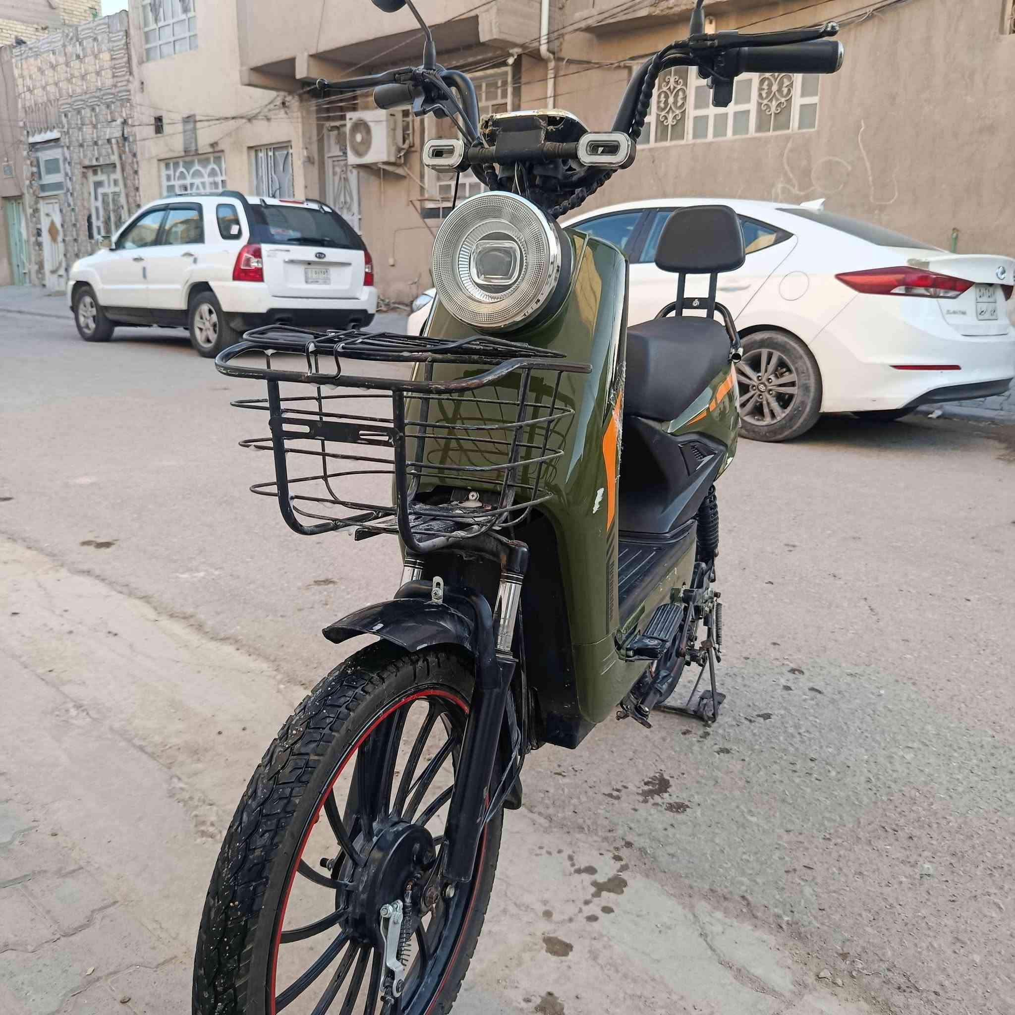 دراجه شحن حجم 20 رياضي
4 بطاريات كرافيت 

سرعته 50 حقيقي + كهربائيات كامله مكمله + تايرات جدد + مرايات 

متواجد ماسنجر 
سعر 280 وبي مجال
رقمي ***********
